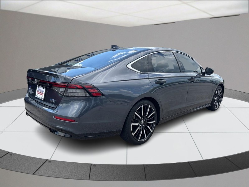 Honda Accord Hybrid Vehicle Full-screen Gallery Image 03