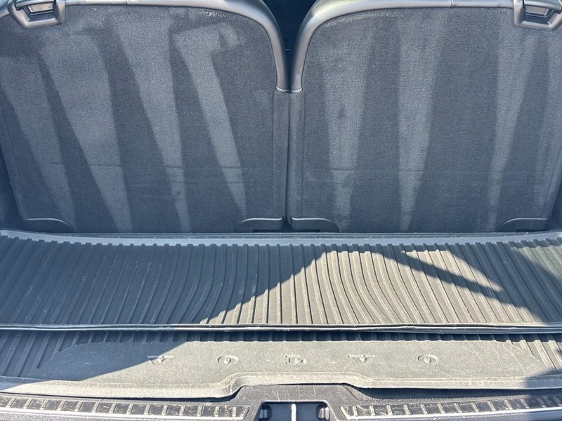 Volvo XC90 Recharge Plug-In Hybrid Vehicle Full-screen Gallery Image 04