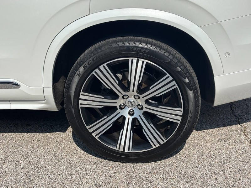 Volvo XC90 Recharge Plug-In Hybrid Vehicle Full-screen Gallery Image 07