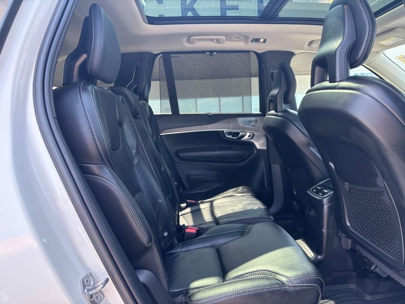 Volvo XC90 Recharge Plug-In Hybrid Vehicle Full-screen Gallery Image 10