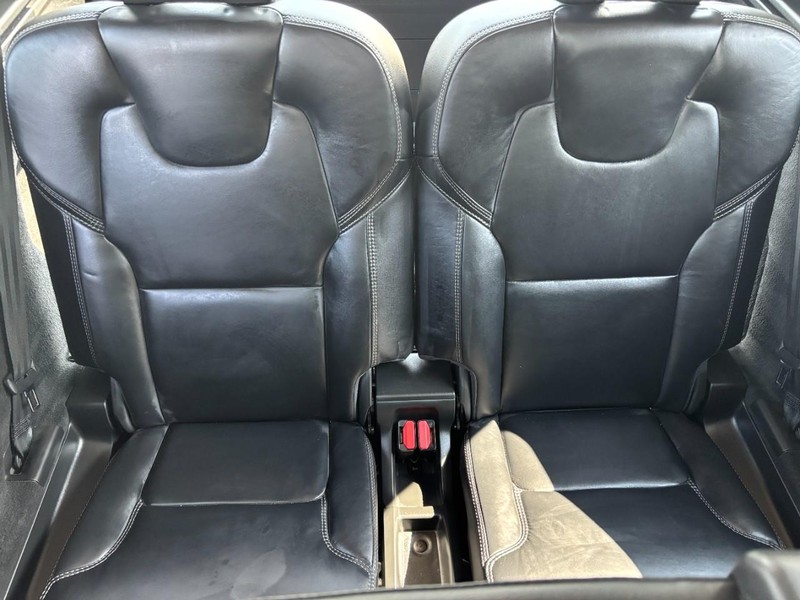 Volvo XC90 Recharge Plug-In Hybrid Vehicle Full-screen Gallery Image 11