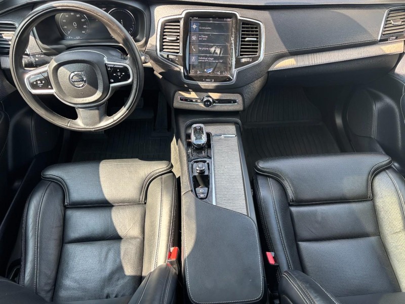 Volvo XC90 Recharge Plug-In Hybrid Vehicle Full-screen Gallery Image 12