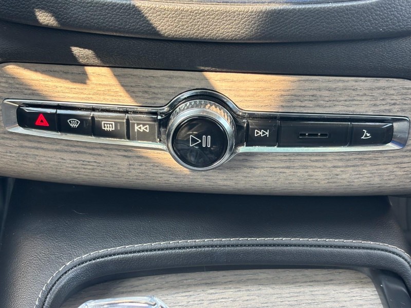 Volvo XC90 Recharge Plug-In Hybrid Vehicle Full-screen Gallery Image 15