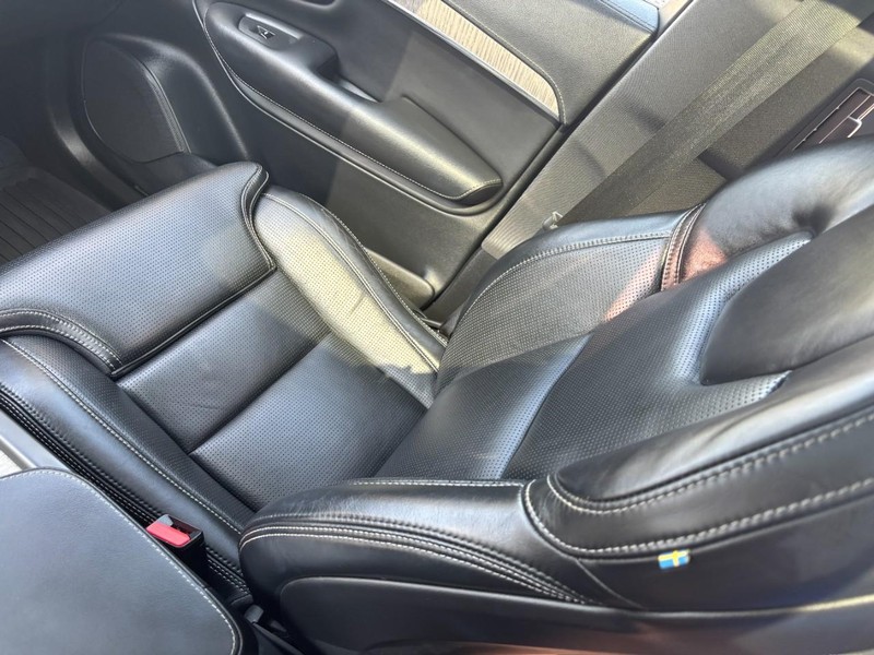 Volvo XC90 Recharge Plug-In Hybrid Vehicle Full-screen Gallery Image 16