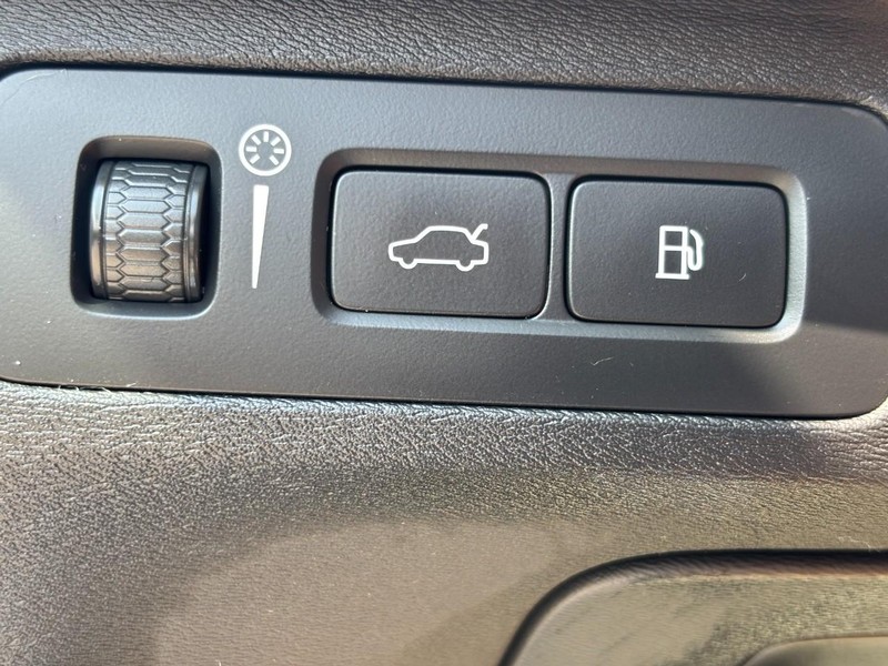 Volvo XC90 Recharge Plug-In Hybrid Vehicle Full-screen Gallery Image 17