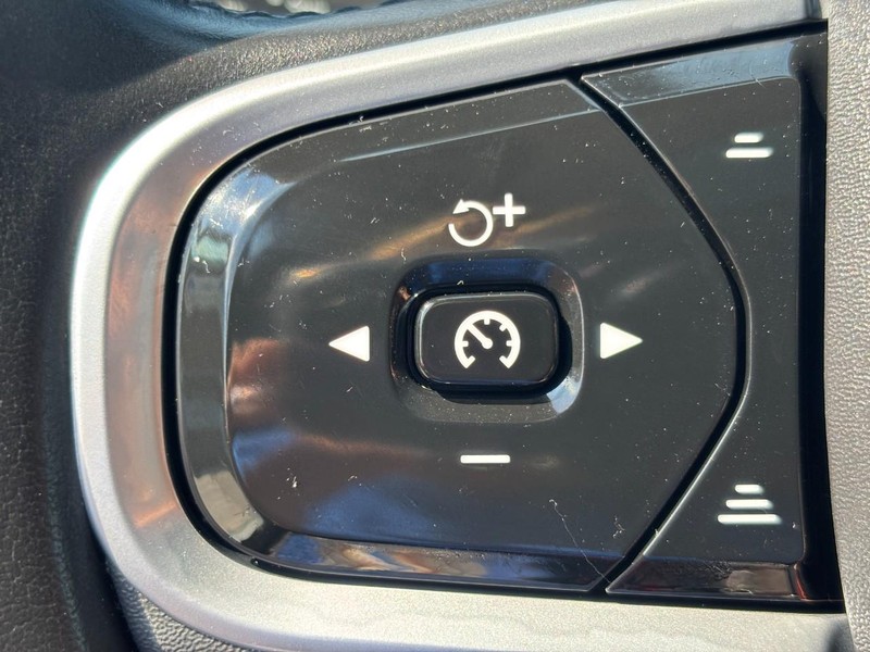 Volvo XC90 Recharge Plug-In Hybrid Vehicle Full-screen Gallery Image 18