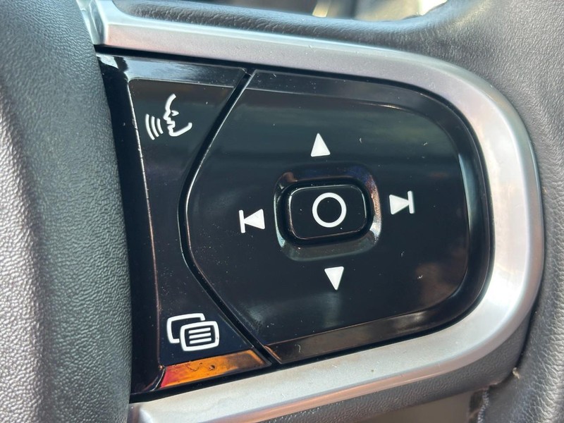 Volvo XC90 Recharge Plug-In Hybrid Vehicle Full-screen Gallery Image 19