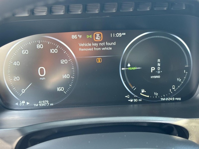 Volvo XC90 Recharge Plug-In Hybrid Vehicle Full-screen Gallery Image 20