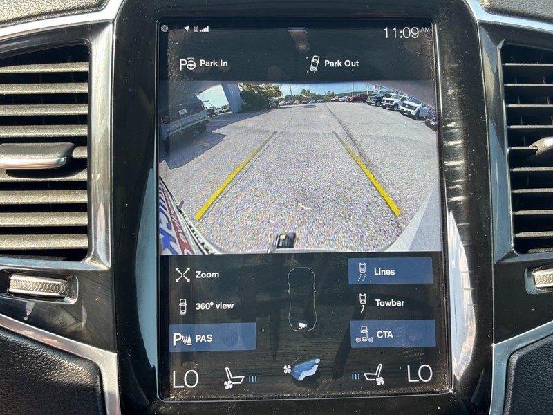 Volvo XC90 Recharge Plug-In Hybrid Vehicle Full-screen Gallery Image 22