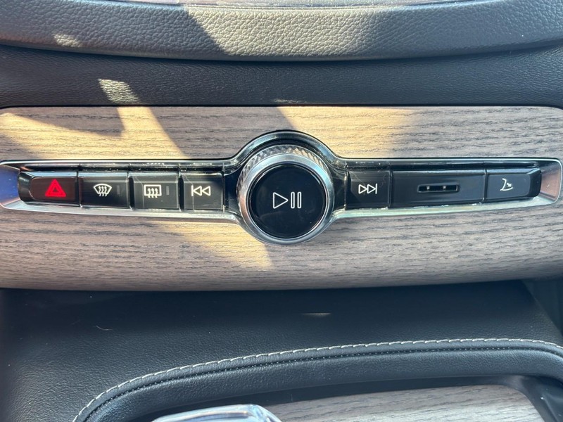 Volvo XC90 Recharge Plug-In Hybrid Vehicle Full-screen Gallery Image 24