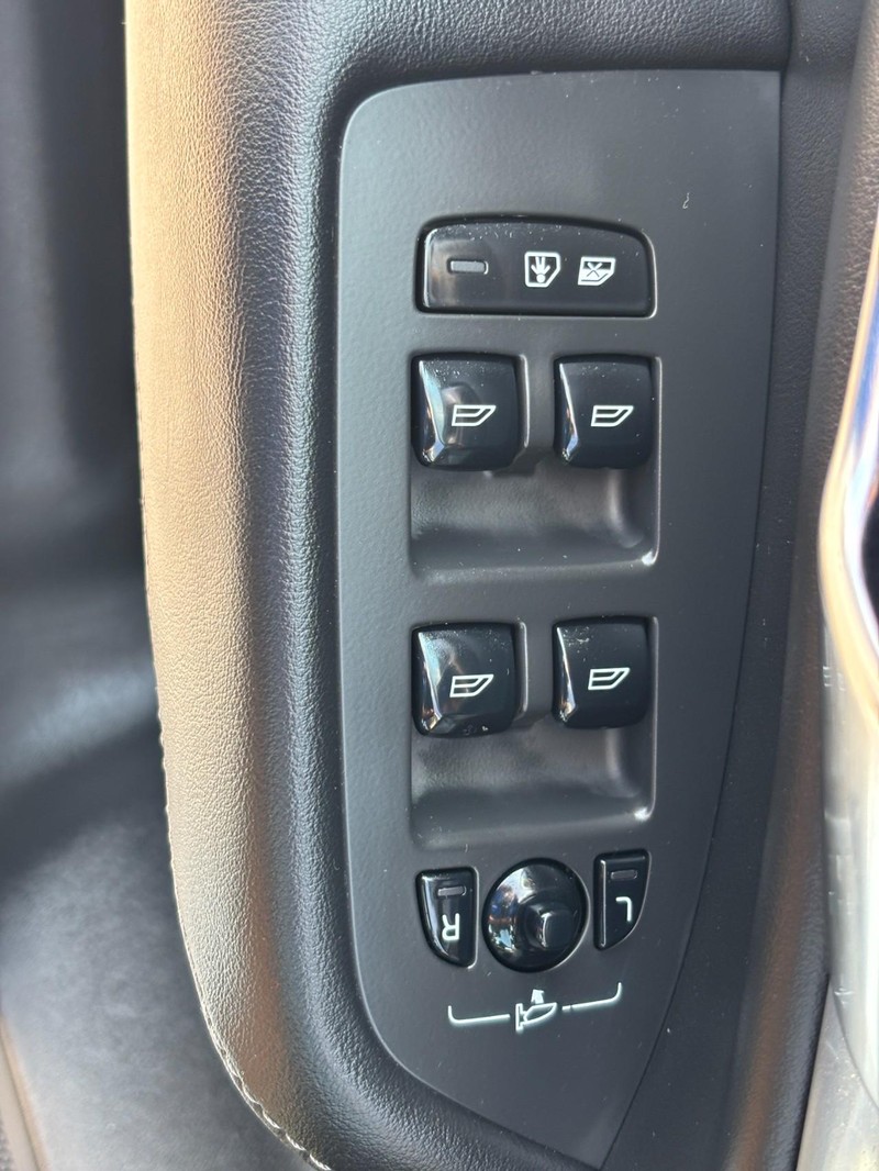 Volvo XC90 Recharge Plug-In Hybrid Vehicle Full-screen Gallery Image 25