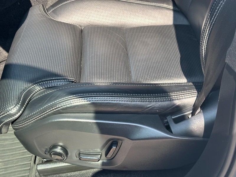 Volvo XC90 Recharge Plug-In Hybrid Vehicle Full-screen Gallery Image 26