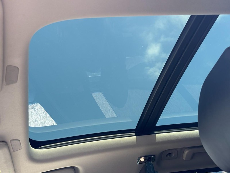 Volvo XC90 Recharge Plug-In Hybrid Vehicle Full-screen Gallery Image 27