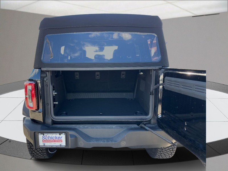 Ford Bronco Vehicle Full-screen Gallery Image 04