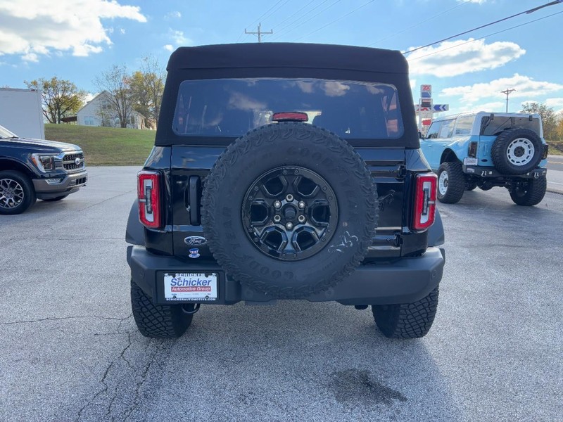 Ford Bronco Vehicle Full-screen Gallery Image 05