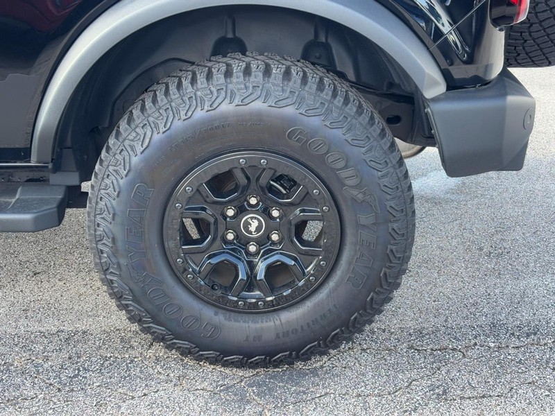 Ford Bronco Vehicle Full-screen Gallery Image 07