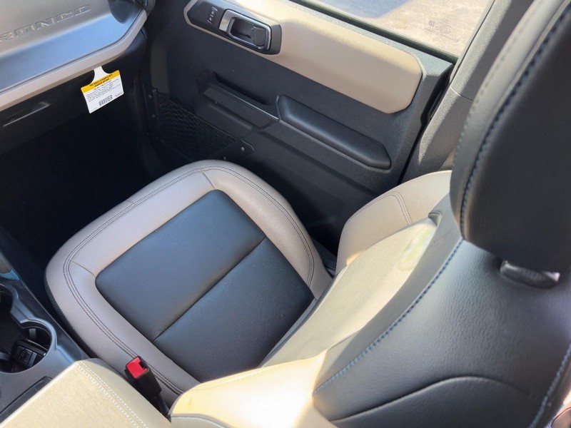 Ford Bronco Vehicle Full-screen Gallery Image 15