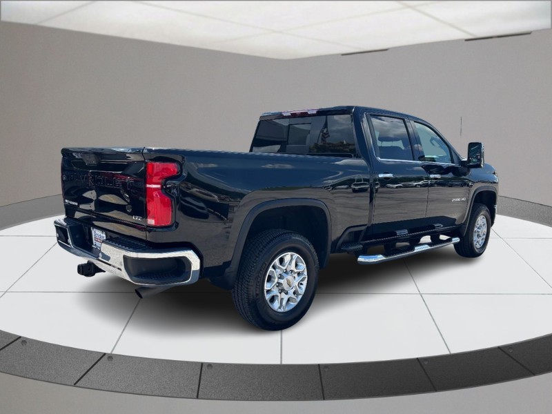 Chevrolet Silverado 2500HD Vehicle Full-screen Gallery Image 03