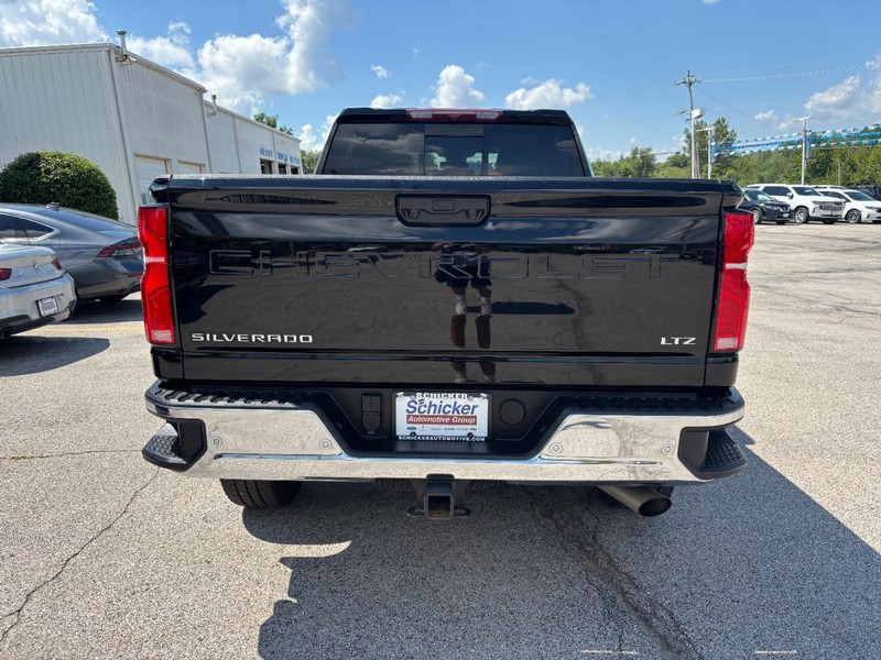 Chevrolet Silverado 2500HD Vehicle Full-screen Gallery Image 05