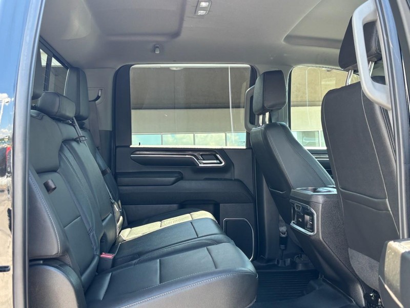 Chevrolet Silverado 2500HD Vehicle Full-screen Gallery Image 10