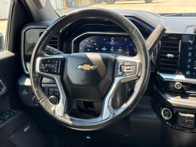 Chevrolet Silverado 2500HD Vehicle Full-screen Gallery Image 12