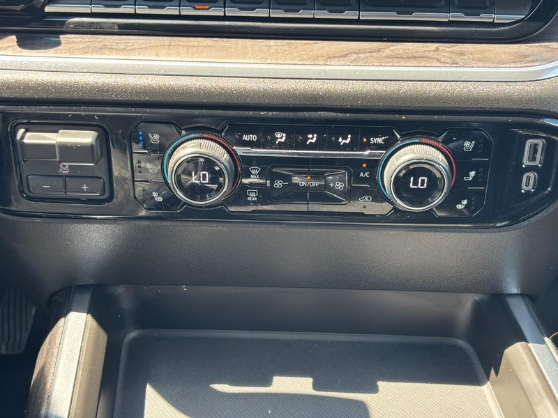 Chevrolet Silverado 2500HD Vehicle Full-screen Gallery Image 14