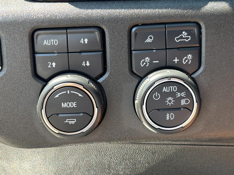 Chevrolet Silverado 2500HD Vehicle Full-screen Gallery Image 16