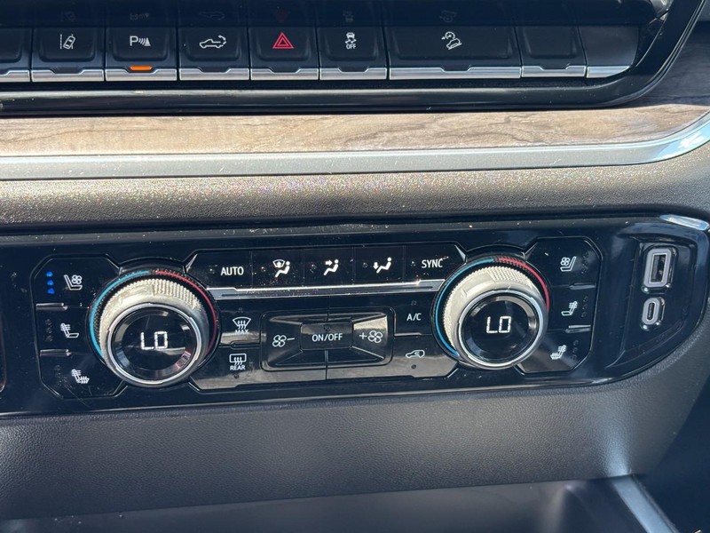 Chevrolet Silverado 2500HD Vehicle Full-screen Gallery Image 23