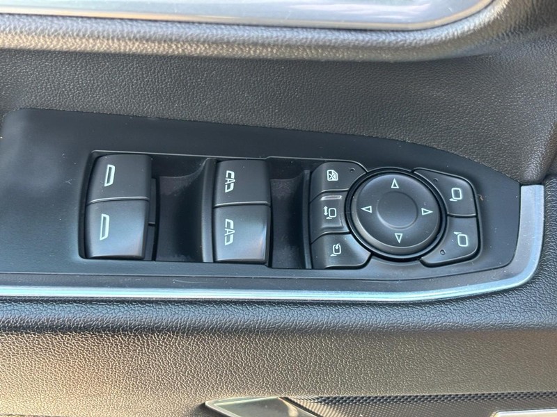 Chevrolet Silverado 2500HD Vehicle Full-screen Gallery Image 24