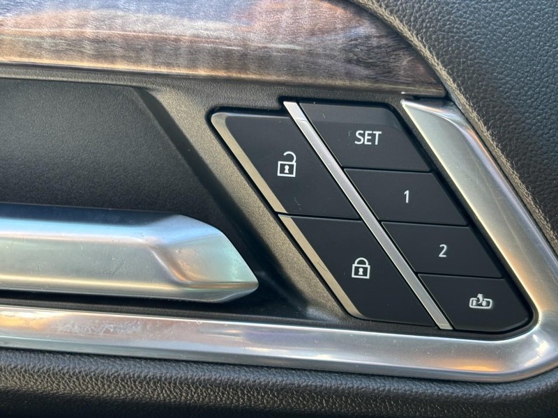 Chevrolet Silverado 2500HD Vehicle Full-screen Gallery Image 25