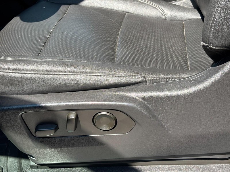 Chevrolet Silverado 2500HD Vehicle Full-screen Gallery Image 26