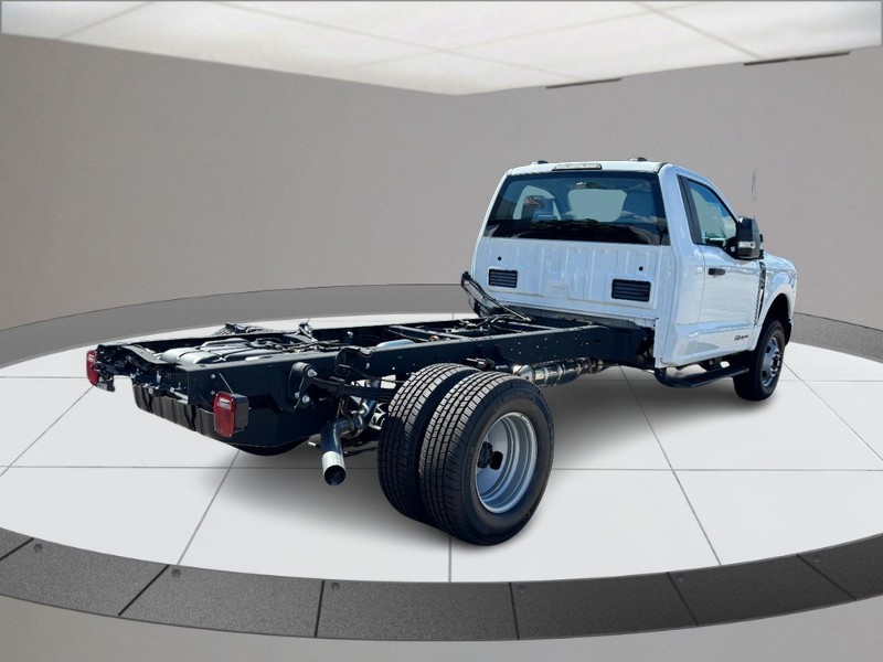 Ford Super Duty F-350 DRW Vehicle Full-screen Gallery Image 03