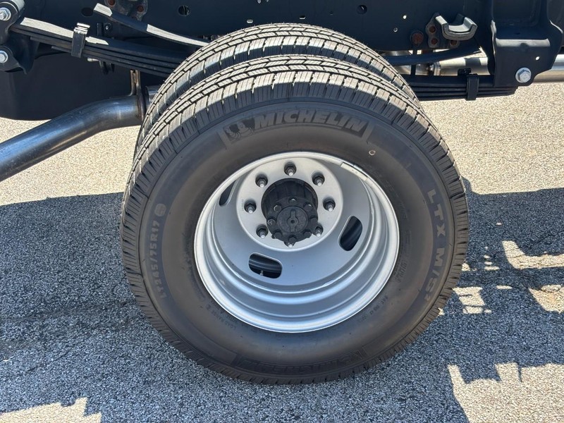 Ford Super Duty F-350 DRW Vehicle Full-screen Gallery Image 04