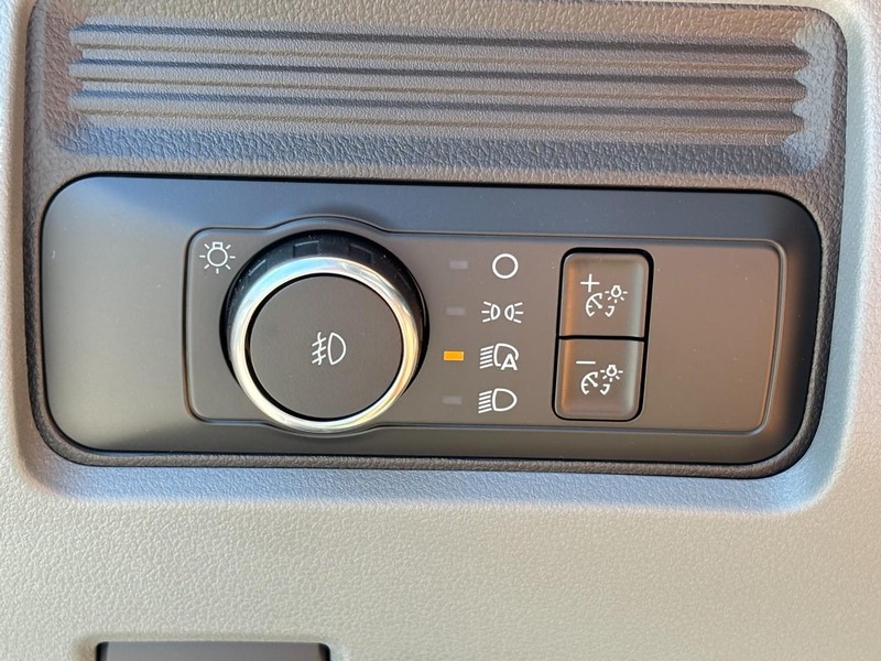 Ford Super Duty F-350 DRW Vehicle Full-screen Gallery Image 06