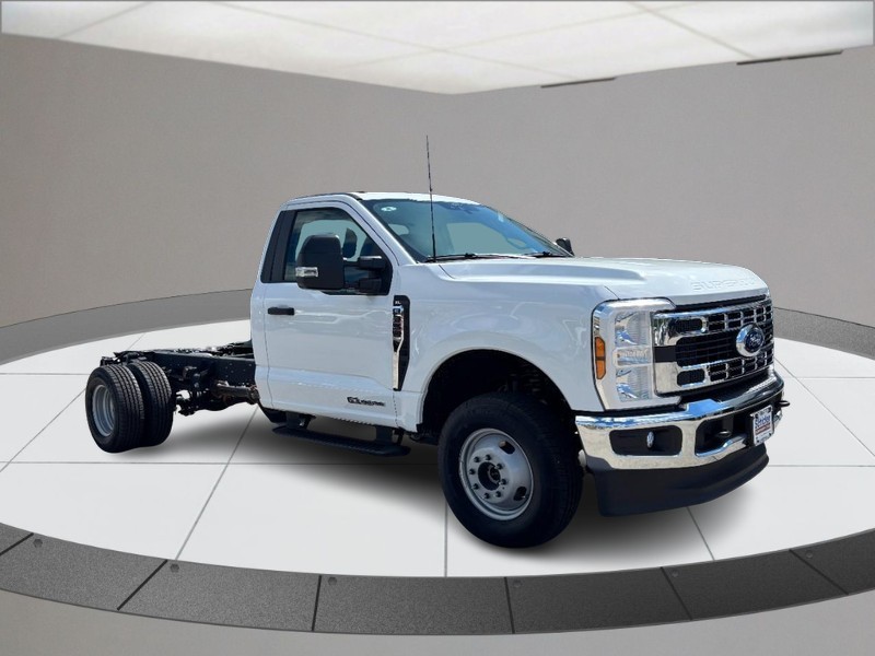 Ford Super Duty F-350 DRW Vehicle Full-screen Gallery Image 02