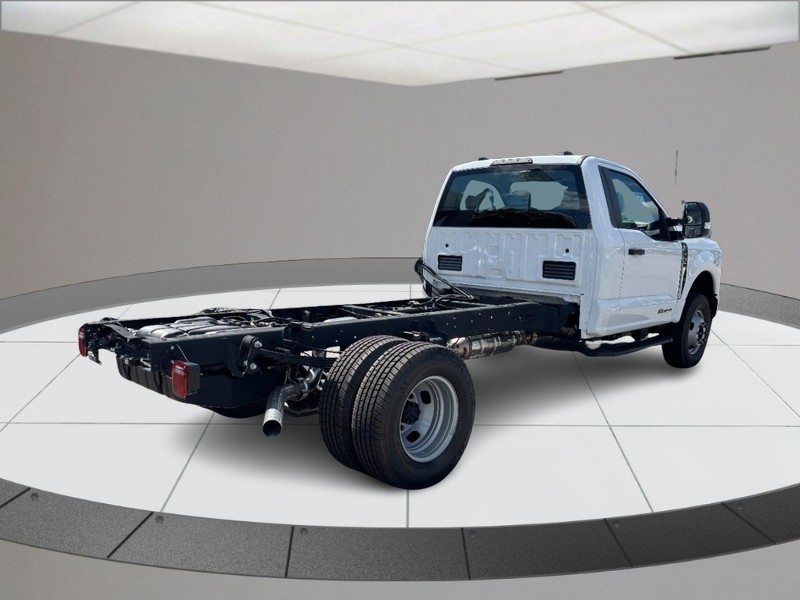 Ford Super Duty F-350 DRW Vehicle Full-screen Gallery Image 03
