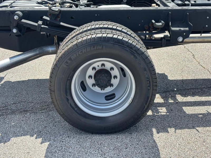 Ford Super Duty F-350 DRW Vehicle Full-screen Gallery Image 04