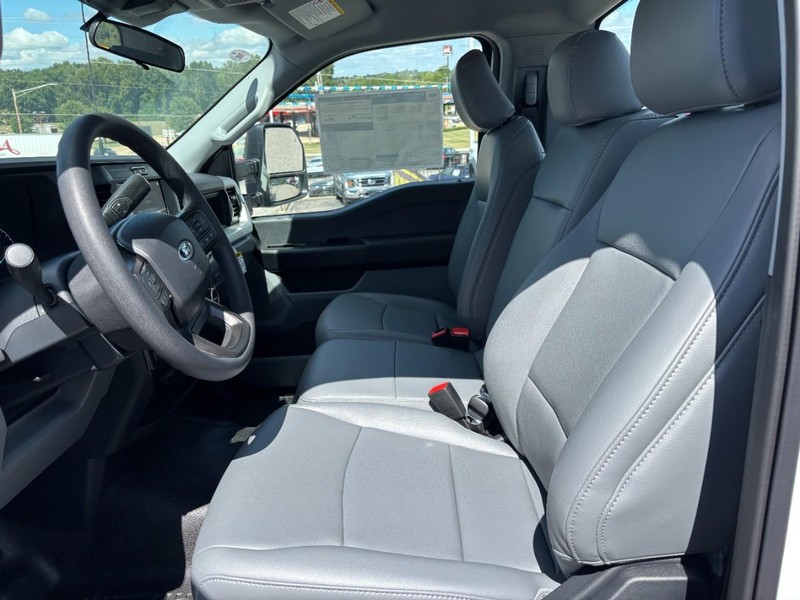 Ford Super Duty F-350 DRW Vehicle Full-screen Gallery Image 05