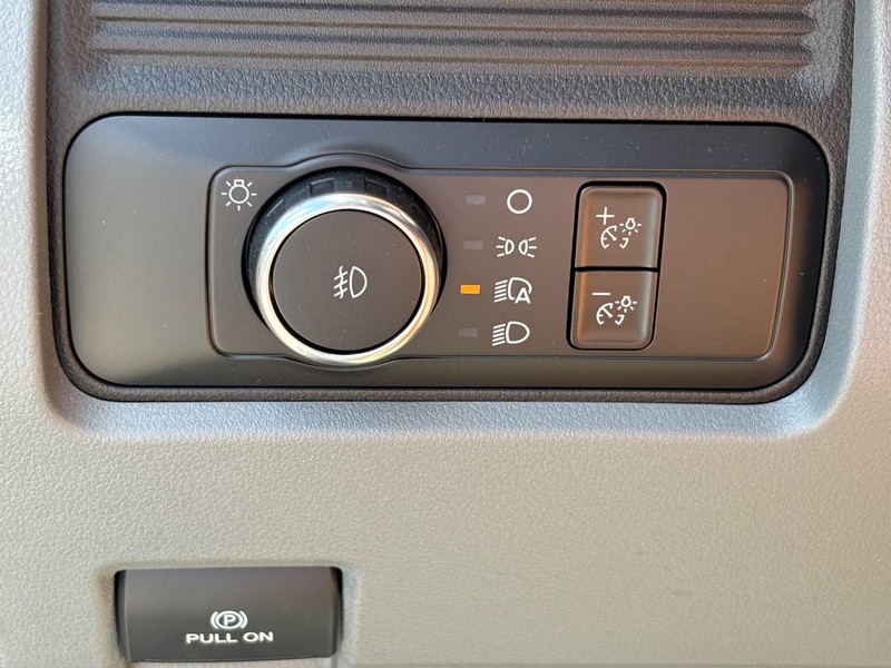 Ford Super Duty F-350 DRW Vehicle Full-screen Gallery Image 06