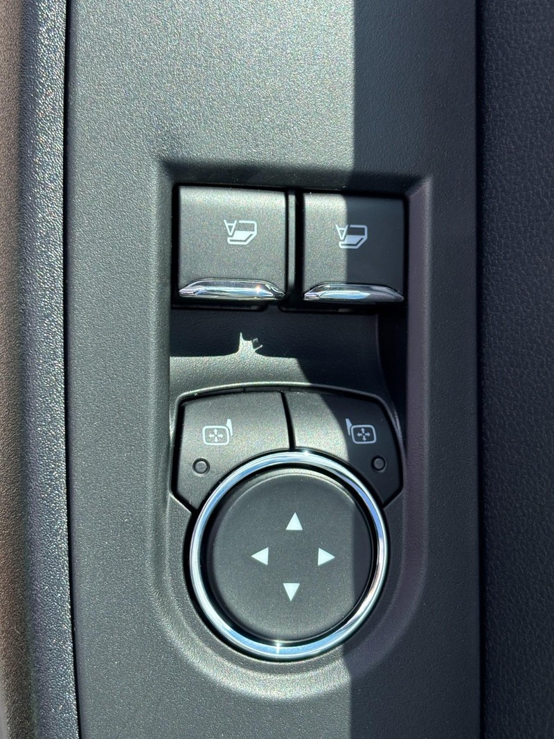 Ford Super Duty F-350 DRW Vehicle Full-screen Gallery Image 12