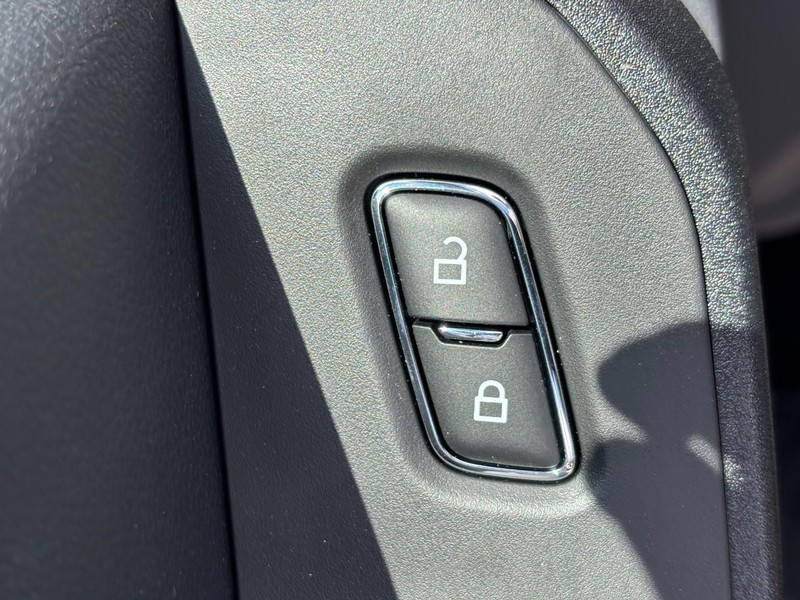 Ford Super Duty F-350 DRW Vehicle Full-screen Gallery Image 13