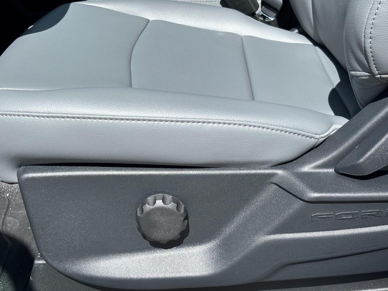 Ford Super Duty F-350 DRW Vehicle Full-screen Gallery Image 14