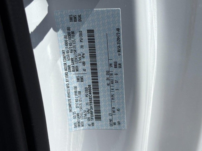 Ford Super Duty F-350 DRW Vehicle Full-screen Gallery Image 15