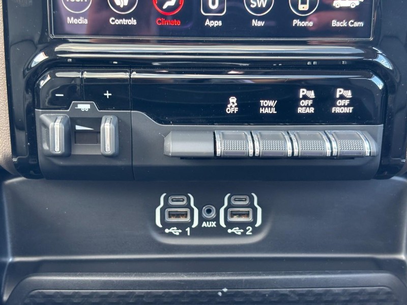 Ram 1500 Vehicle Full-screen Gallery Image 14