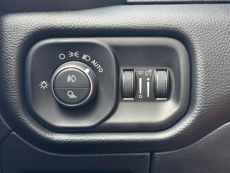 Ram 1500 Vehicle Full-screen Gallery Image 16