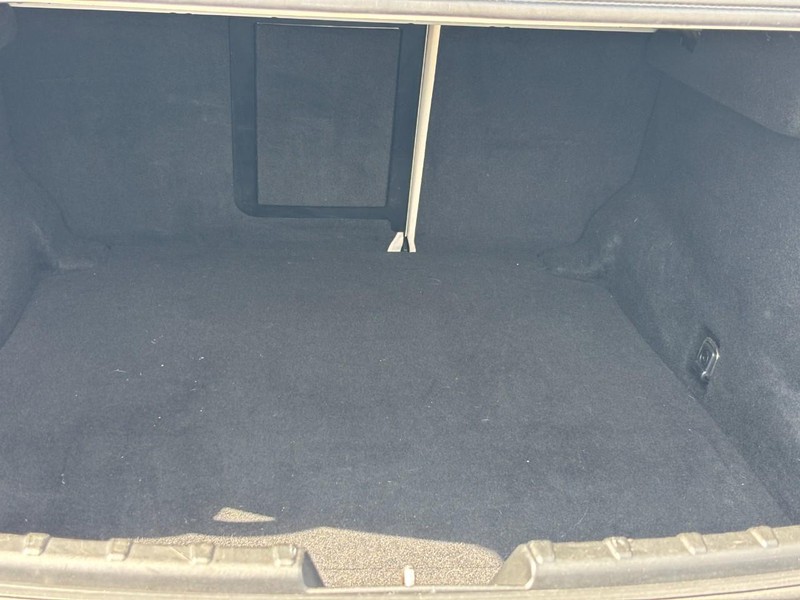 BMW 6 Series Vehicle Full-screen Gallery Image 04