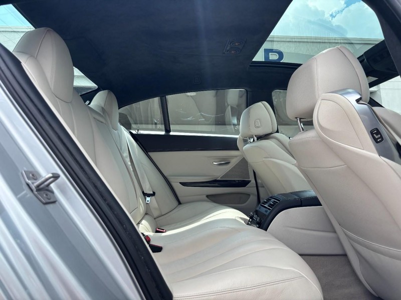 BMW 6 Series Vehicle Full-screen Gallery Image 10