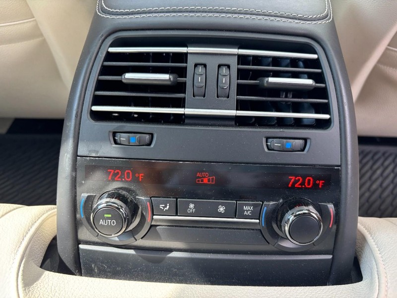 BMW 6 Series Vehicle Full-screen Gallery Image 11