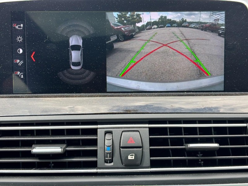 BMW 6 Series Vehicle Full-screen Gallery Image 14