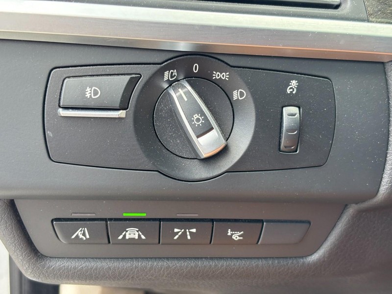 BMW 6 Series Vehicle Full-screen Gallery Image 17